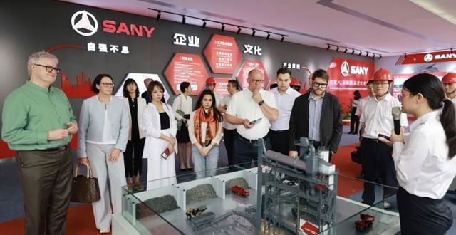 外商企业团来常考察交流 罗毅君、周振宇会见考察团一行